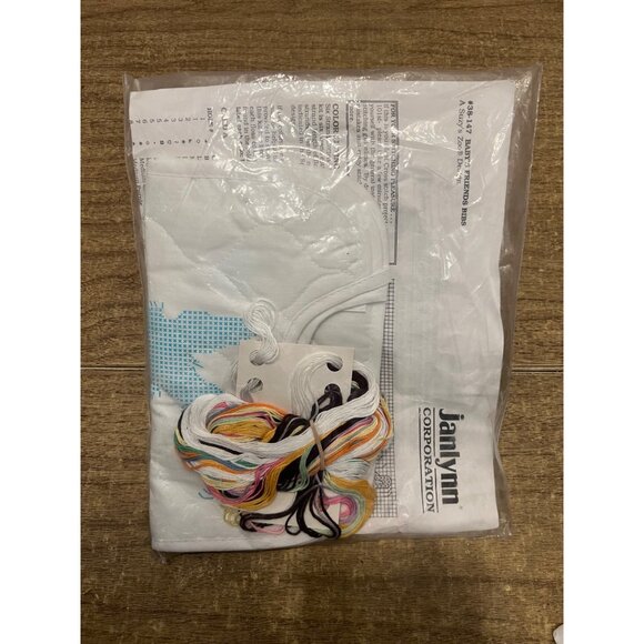 VTG Janlynn Suzy’s Zoo Stamped Cross Stitch Craft Kit Baby Bibs “Baby’s Friends” - Picture 4 of 4